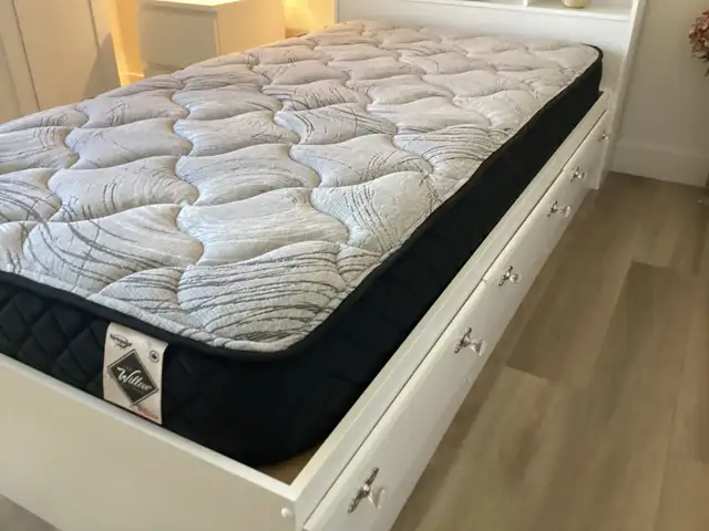 Lit simple incluent tête de lit, base  et matelas in Beds & Mattresses in Québec City - Image 4