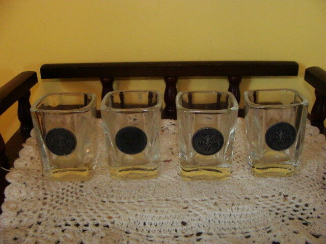 4 verres à shooter, avec des décorations en étain style médieval dans Art et objets de collection  à Laval/Rive Nord