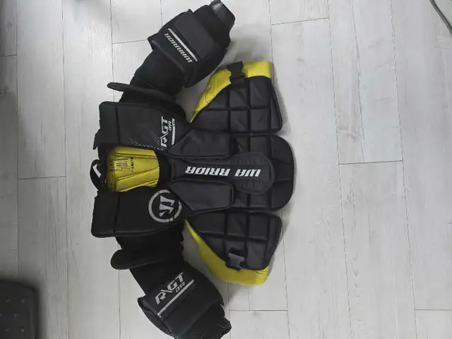 Hockey Warrior Goalie R\GT Jr L\ XL chest protector in Hockey in Oshawa / Durham Region - Image 2