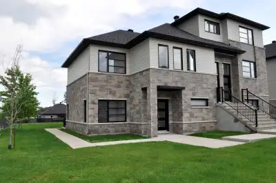 Luxury House 2+1 Garages, 1st month Free, EV, LAFONTAINE