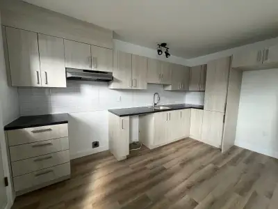 Immeuble situé près de la Base Militaire, TRÈS TRANQUILLE, idéal pour personne seule ou en couple, b...