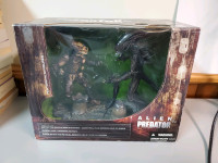 Alien and Predator  Movie Maniacs McFarlane Toys New in Box 