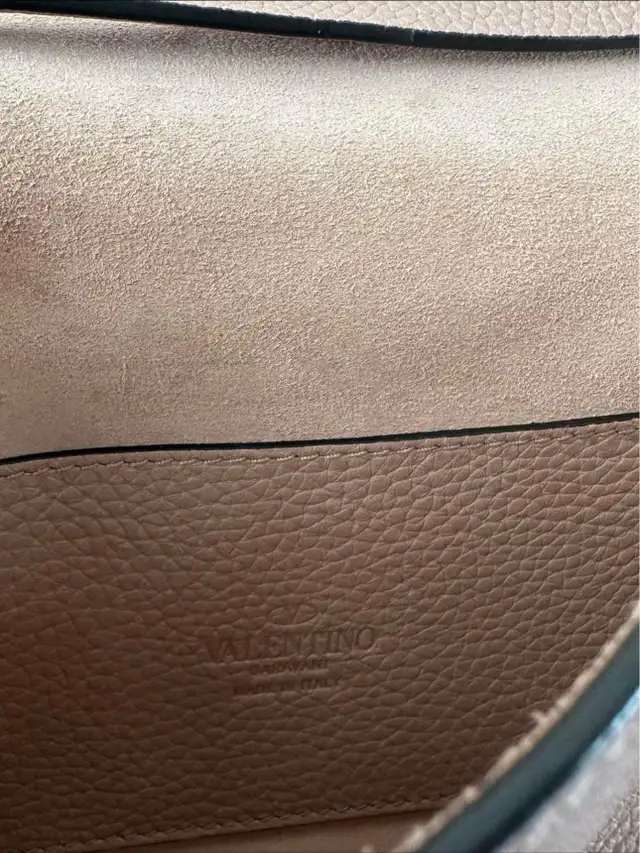 AUTHENTIC VALENTINO ROCKSTUD CROSSBODY BAG in Women's - Bags & Wallets in Mississauga / Peel Region - Image 7