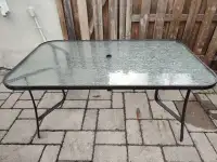 Patio table / Table de patio en verre et aluminium