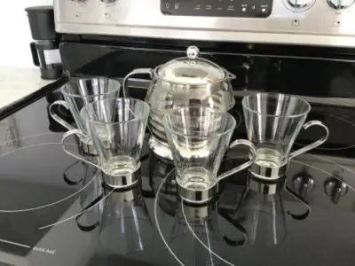 A VENDRE THÉIÈRE ET 4 TASSES, View more