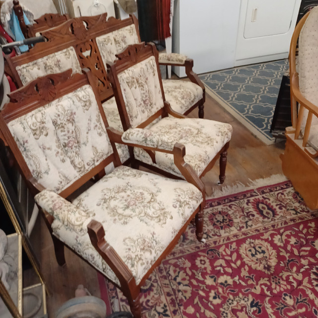 Victorian Settee Set in Other in Sarnia - Image 3