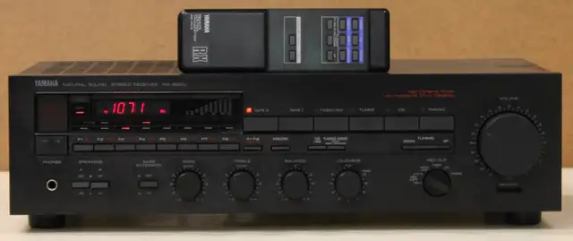Vintage (1987) Yamaha RX 500U Receiver w/Remote in Stereo Systems & Home Theatre in St. Catharines - Image 2