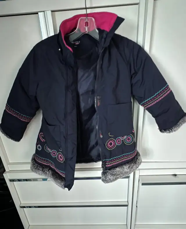 Girl 3-4 T embellished winter coat dark navy blue in Kids & Youth in Ottawa - Image 3