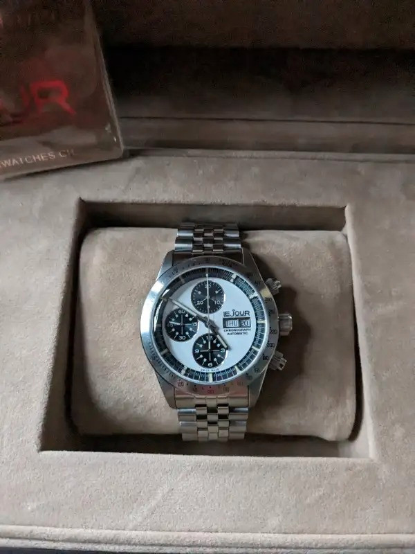 Le Jour chrono chronograph watch panda automatic MINT 42mm dans Bijoux et montres  à Longueuil/Rive Sud - Image 2