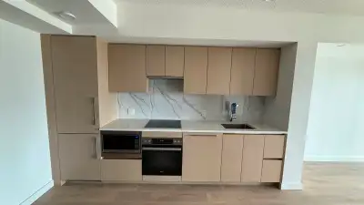 Stylish 1-Bedroom Apartment with Stunning CN Tower