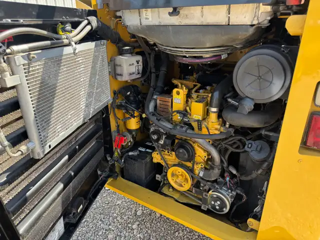 Caterpillar 262D3  Skid Steer, Excellent shape! Financing*** in Heavy Equipment in Red Deer - Image 5