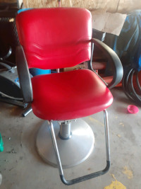 Hydraulic pump stylist chair