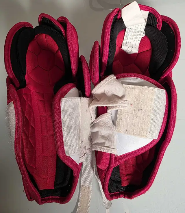 Bauer Hockey Shin Pads Youth in Hockey in Edmonton - Image 4