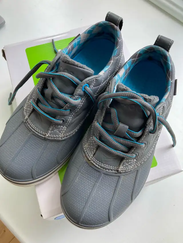 Crocs Women’s Allcast Duck Golf Shoes, size 8 in Golf in Ottawa - Image 2