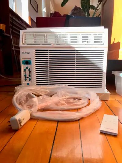 Climatiseur de fenêtre 12000 BTU, avec télécommande. Idéal pour une grande salle de séjour. L'instal...