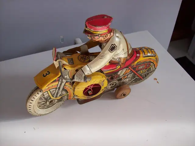 2 TIN MOTORCYCLES ~ WIND UP ~ KEY OPERATED INCLUDING 1 MARX TOYS in Other in Winnipeg - Image 8