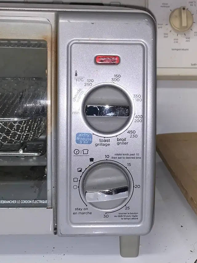 Black+Decker Toaster Oven (Model: TO1785SGC) in Toasters & Toaster Ovens in Mississauga / Peel Region - Image 4