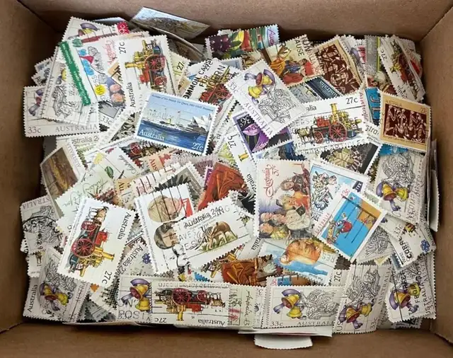 PICK UP : CROW FOOT LIBRARY ( NW )  500 USED AUSTRALIAN STAMPS F