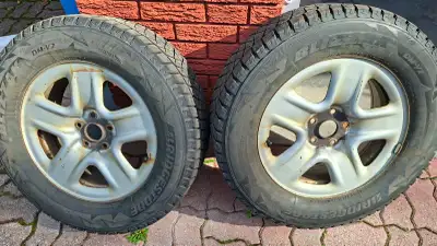 Four wheels with winter tires Bridgestone Blizzak DM-V2 Mounted on Toyota OEM rims 245/65R17 Bolt Pa...