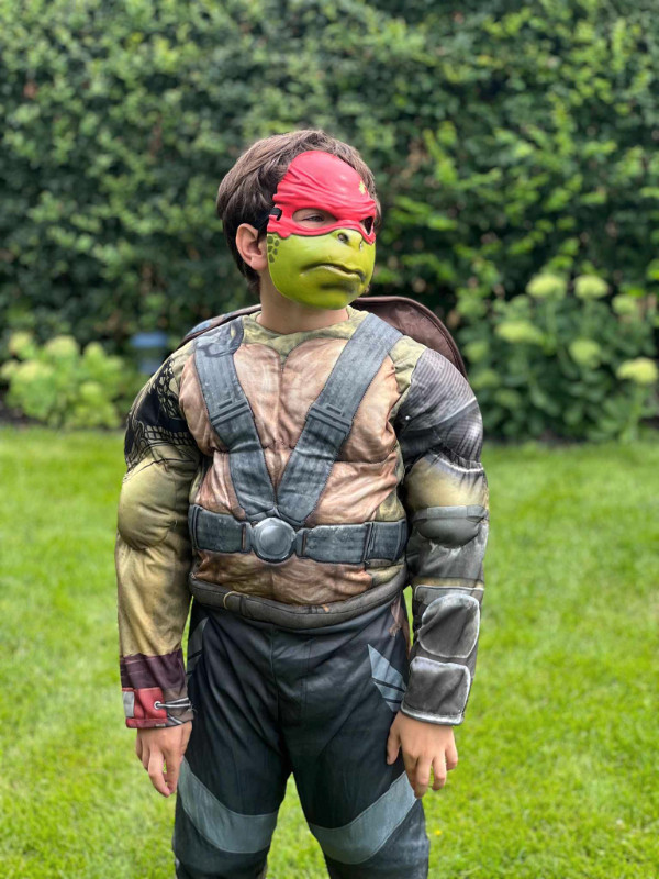 Rubies Teenage Mutant Ninja Turtle Costume Boy Size (10-12) in Costumes in City of Toronto