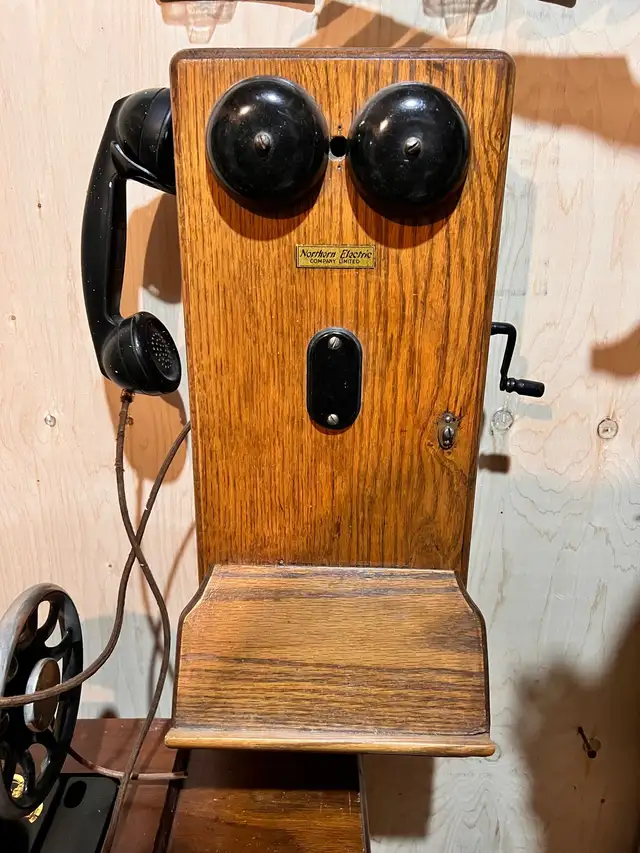 Antique Wood Telephone & receptor.. vintage wooden phone in Arts & Collectibles in Ottawa - Image 2
