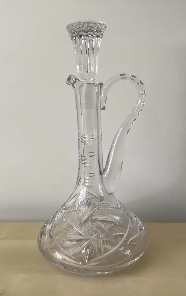 Vintage Heavy Cut Crystal Pinwheel Whiskey Wine Decanter in Kitchen & Dining Wares in West Island - Image 2
