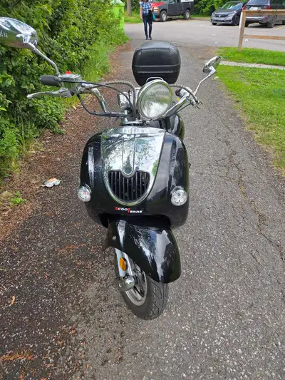Scooter de marque Scooterre modèle Nostalgia acheter neuf 2023 seulement 2700 km boîte de bagage et...