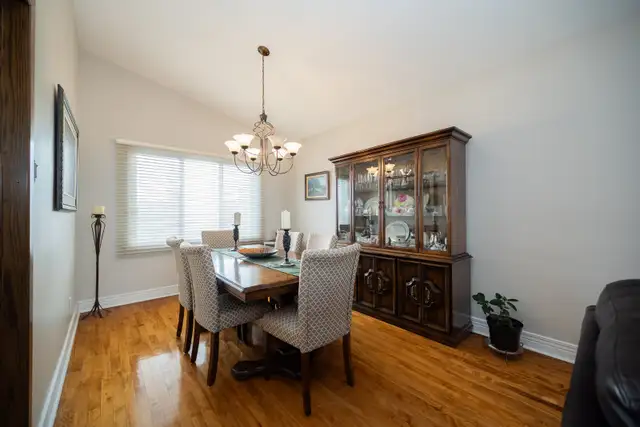 VINTAGE DINING ROOM SET in Dining Tables & Sets in Laval / North Shore - Image 6