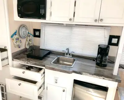 17 foot fibreglass bigfoot trailer Renovated New cabinets/full extension slides pulls Appliances Uph...