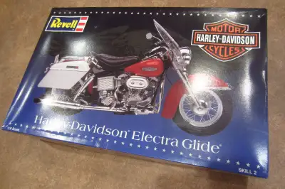 Plastic Model Kit - Harley-Davidson Electra Glide Manufacturer: Revell Scale: 1:8 Skill Level: 2 Pie...