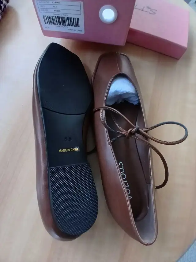 flat shoes in Women's - Shoes in Edmonton - Image 3