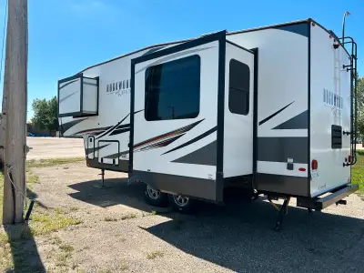 2021 Rockwood Ultra Lite 24 1/2 foot 1/2 ton towable fifth wheel made by Forest River. Sleeps 6 New...