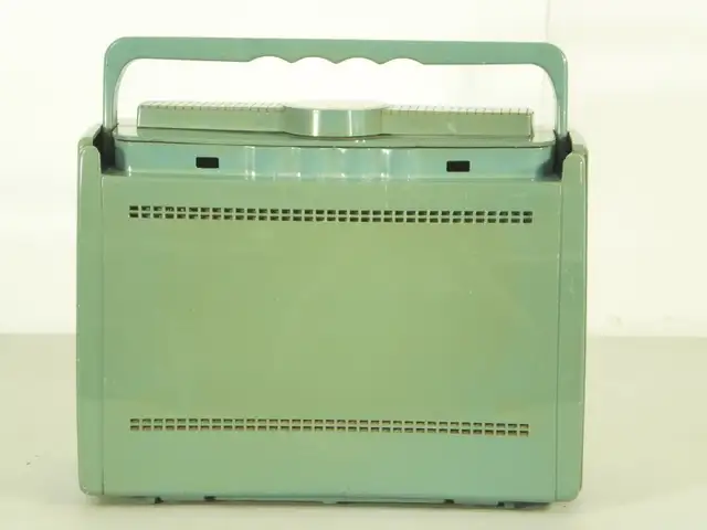 Radio Antique Rca Victor Portatif Modele P132 Globe Trotter Vert in Arts & Collectibles in Laurentides - Image 5