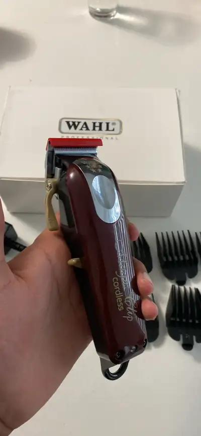 Get professional-quality haircuts with this used Wahl Magic Clip Cordless clipper! It's in good cond...