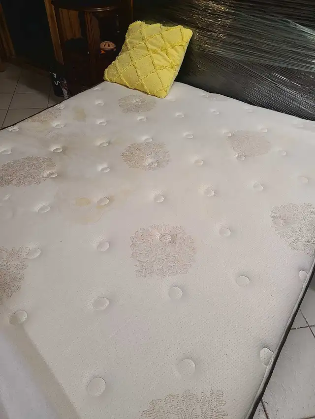 queen size mattress  in Bedding in Mississauga / Peel Region - Image 2