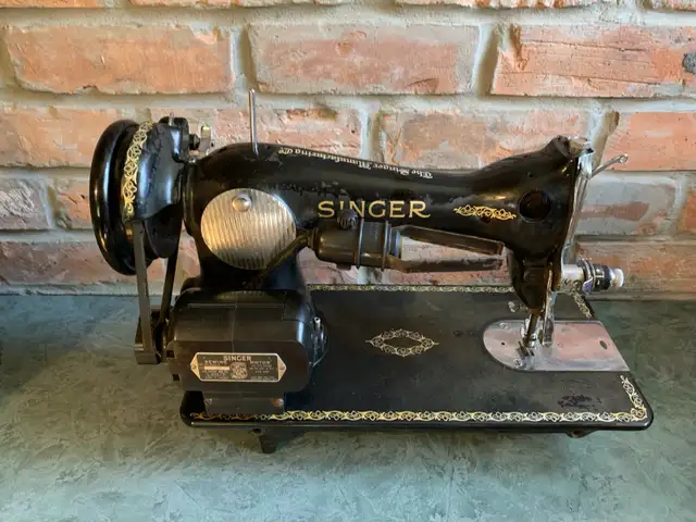 Antique Singer Sewing Machine in Arts & Collectibles in Oshawa / Durham Region - Image 5