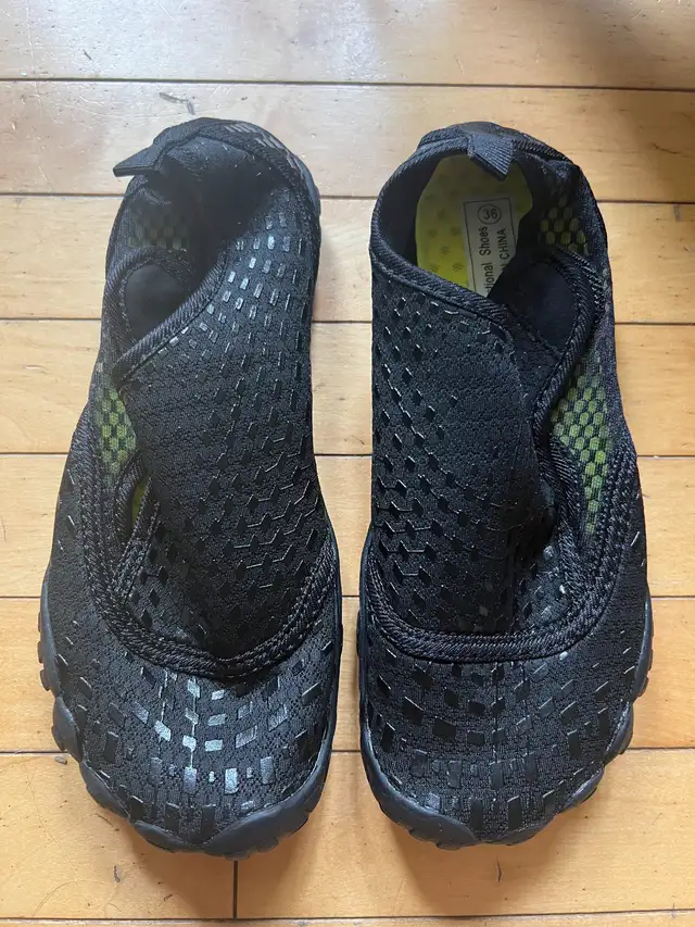 NEW Women's 6 - Men's 4.5 Water Swimming Beach Shoes Footwear in Women's - Shoes in Edmonton - Image 3
