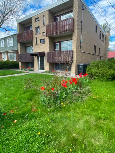 Beau 4 ½ dans le vieux Longueuil au 785 Boulv. Quinn. 2 ieme étage Planchers de bois franc Chauffage...