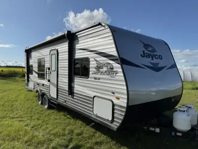 2020 Jayco Jay Flight SLX 264BHW - Total length 29’ - Dry Weight ~4,600lbs - Sleeps up to 7 people -...