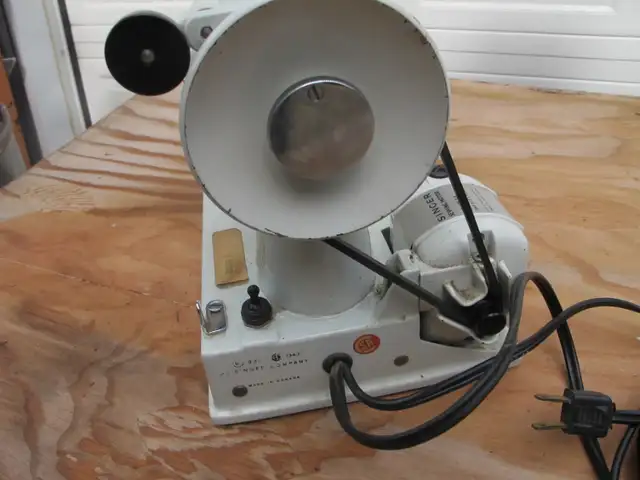 Vintage WHITE Singer Feather-Weight Sewing Machine in Arts & Collectibles in Regina - Image 3