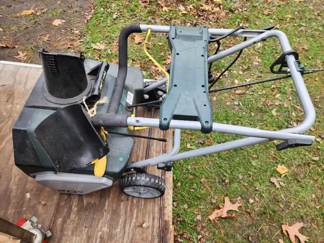 Yardworks 20" 13 Amp Corded Electric Snowblower W Lights in Snowblowers in Windsor Region - Image 8