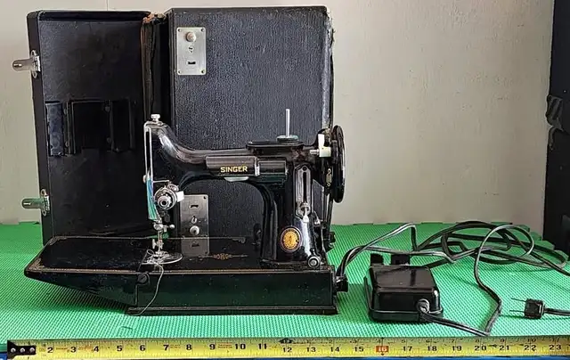 1951 Singer Featherweight 221K Sewing machine with Case - $450 in Arts & Collectibles in City of Montréal - Image 3