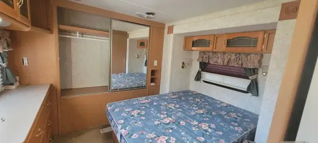 32 ft R.V Camper Keystone Mountianeer by Montana in Travel Trailers & Campers in Nelson - Image 7