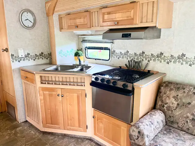2005 Trail Lite Camper Sleeps 6 in Travel Trailers & Campers in Fort St. John - Image 3