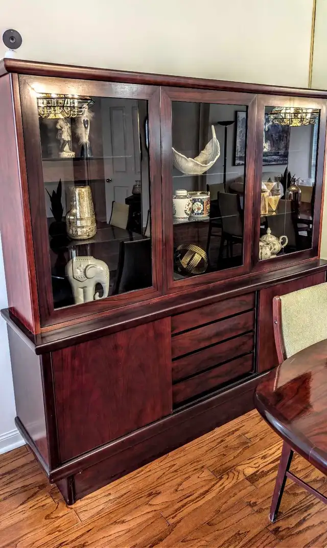 Rosewood Dining Table and Hutch in Hutches & Display Cabinets in City of Toronto - Image 5