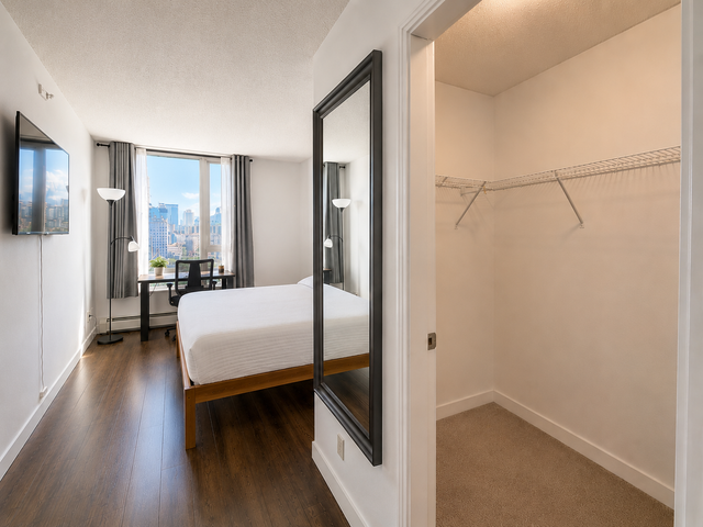 Downtown Vancouver Apt – Sleeps 7 – Pool & Jacuzzi – July 17-18 in Short Term Rentals in Vancouver - Image 9