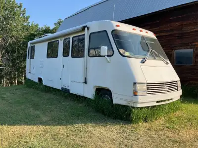 ·➤ Ford V8 chassis. ·➤ Seats: 3 captain chairs with seat belts, a 3 person couch with 2 seat belts,...