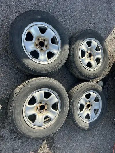 Rims from a Honda crv they are 16 inch 5x114 pattern they have winter tires but they are pretty wore...