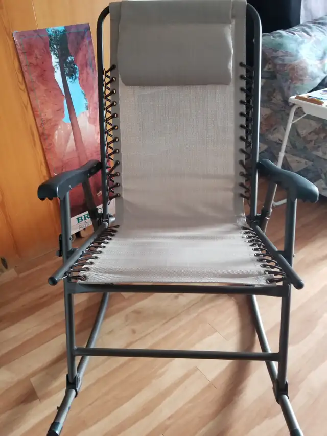 Chaise berçante pour extérieur in Patio & Garden Furniture in Laval / North Shore - Image 3