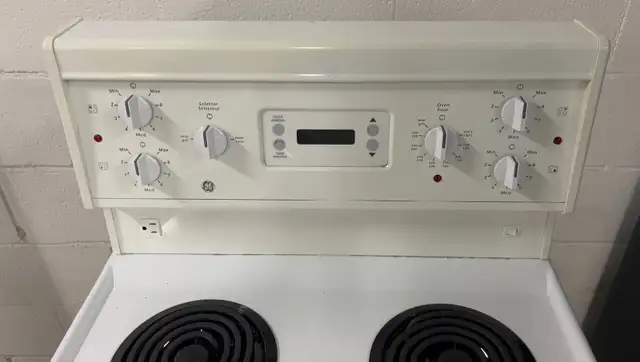-Apartment Size Coils Stove “GE” 24 inch in Stoves, Ovens & Ranges in Barrie - Image 4